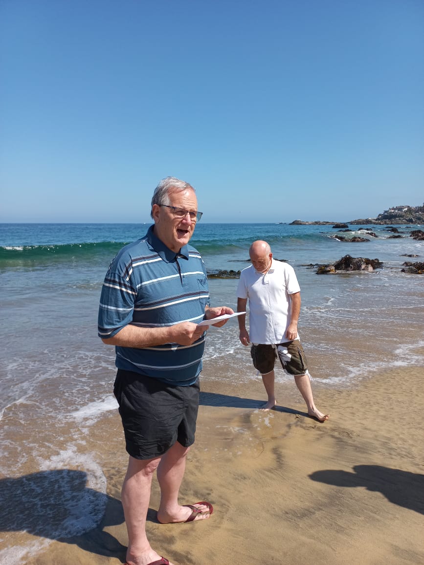 Pastor John predicando en la playa